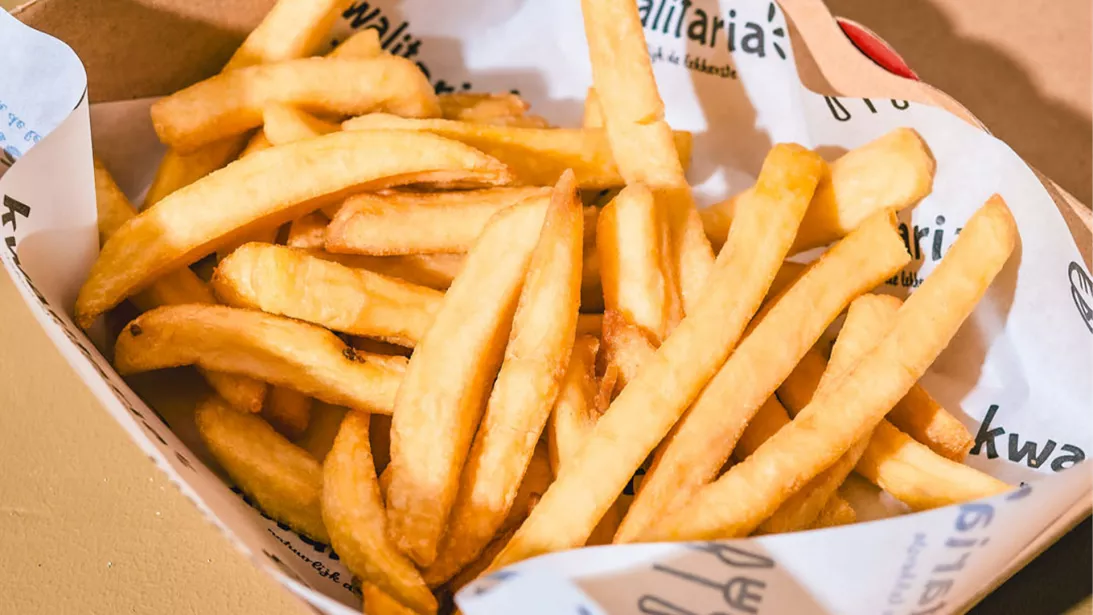 Kwalitaria trakteert klanten van de Voedselbank op gratis friet